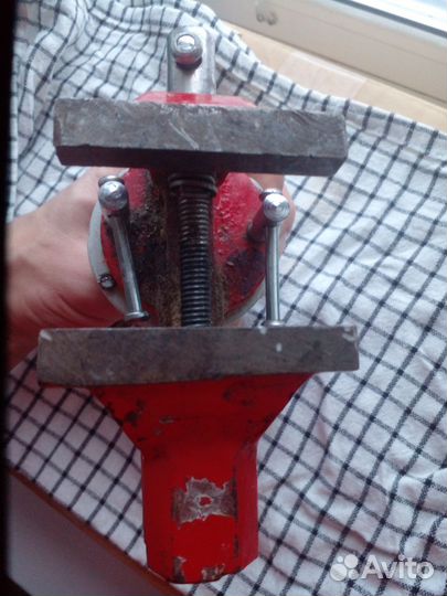 Тиски слесарные поворотные СССР настольные