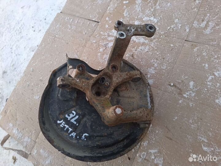 Кулак задний левый Volkswagen Jetta 5