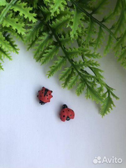 Божья коровка на липучке