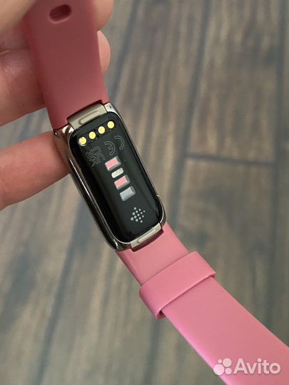 Fitbit Luxe розовый фитнес-браслет трекер