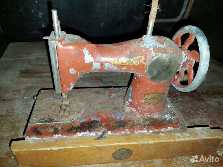 Детская швейная машинка времен СССР