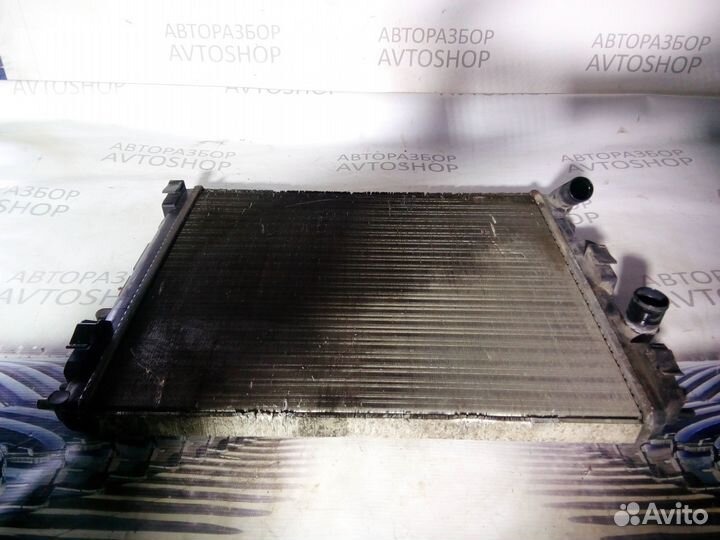 Радиатор охлаждения Renault Logan