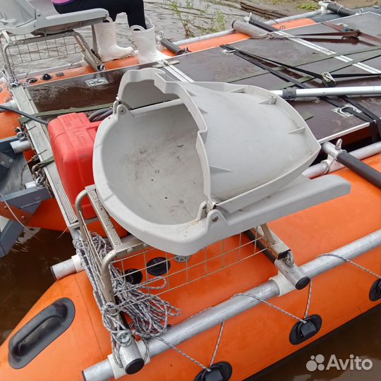 Тримаран на моторе Меркури