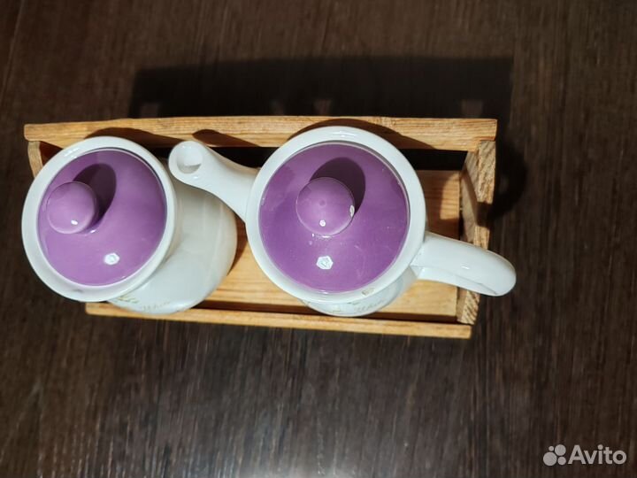 Чайник и сахарница