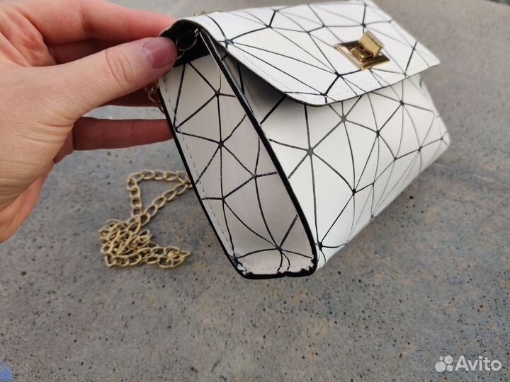 Мини сумка женская белая на цепочке