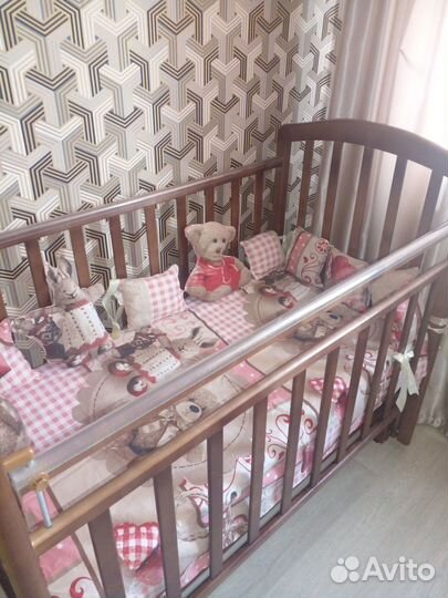 Детская кроватка с продольным маятником