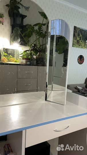 Туалетный косметический столик с зеркалом