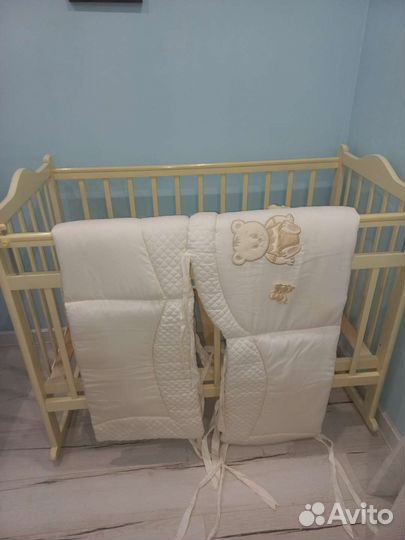 Детская кроватка с маятником