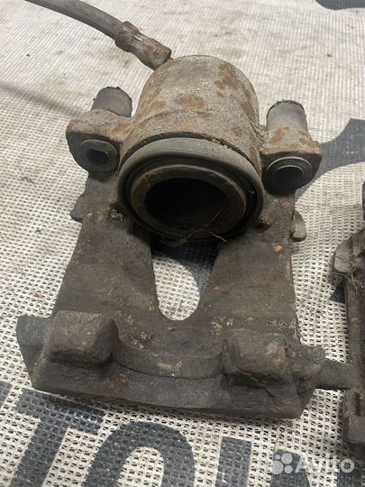 Суппорт передний левый правый Skoda Octavia Tour