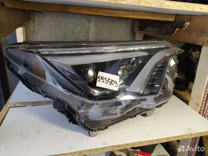 Передняя правая фара Toyota RAV4 45 2016