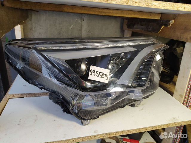 Передняя правая фара Toyota RAV4 45 2016