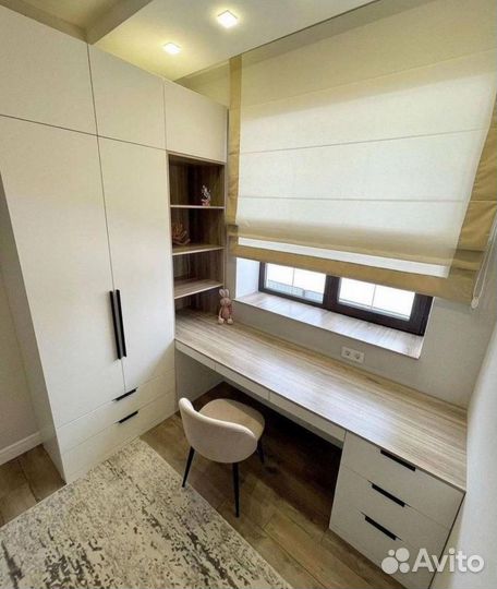 Письменный стол у окна