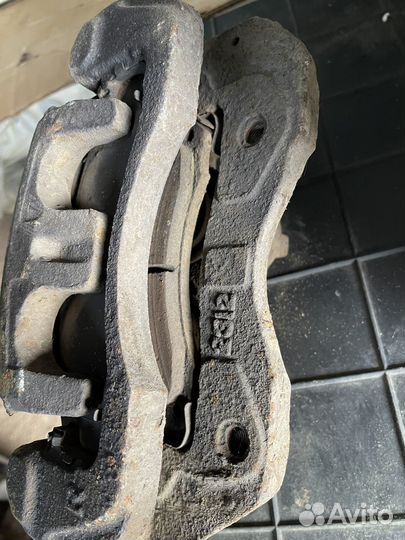 Супорт передний правый с Митцубиси делика