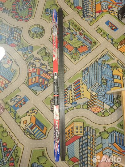 Лыжные ботинки и лыжи