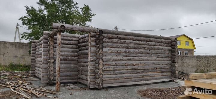 Сруб дома из бревна ручной рубки в чашу