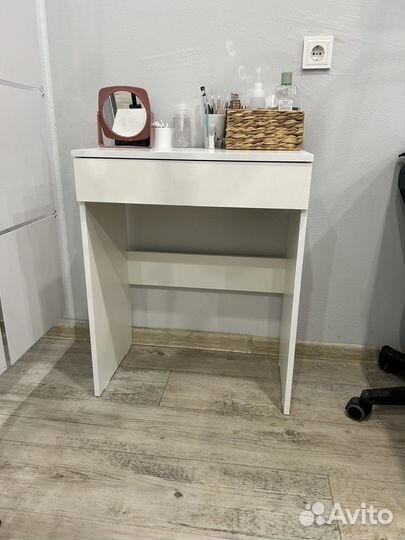 Стол с зеркалом