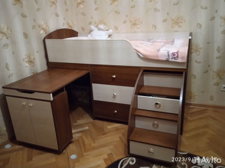 Детская кровать чердак со столом