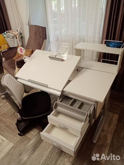 Растущая регулируемая парта для школьника. Наличие