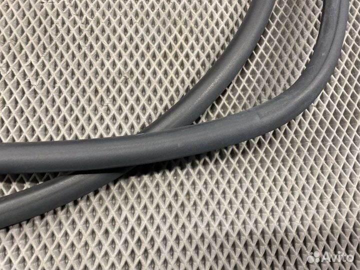 Уплотнительная резинка передняя Volkswagen Touareg