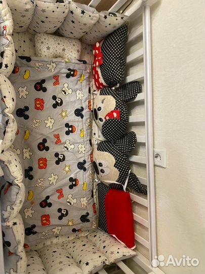 Детская кроватка с бортиками и матрасом