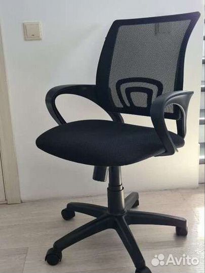 Кресло для персонала Lark чёрное