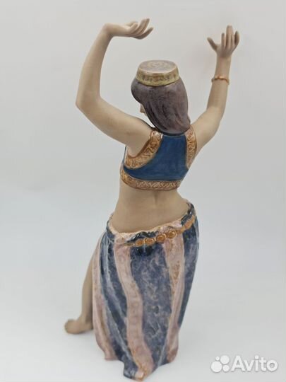 Фарфоровая статуэтка Liadro 