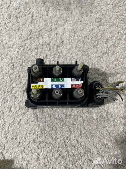 Блок клапанов пневмоподвески Мерседес W221