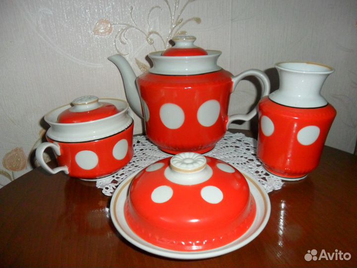 Заварочный чайник, сахарница и молочник