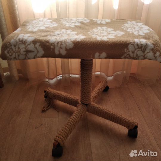 Лежанка для кошек с когтеточкой