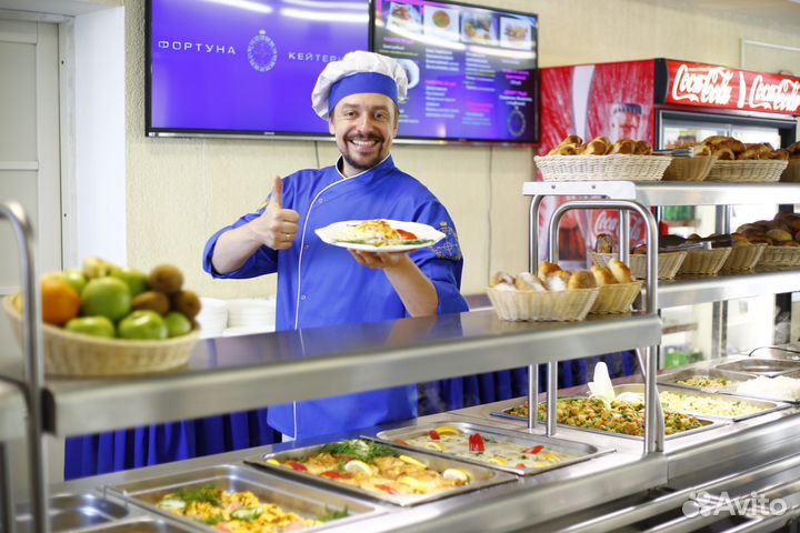 Сотрудник линии раздачи в ночь