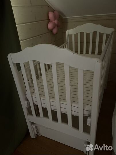 Детская кроватка с универсальным маятником