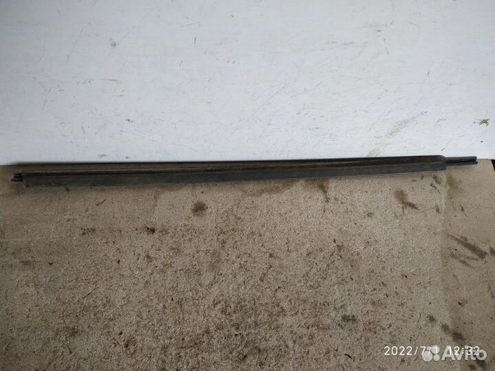 Молдинг стекла передний правый Лада Гранта седан