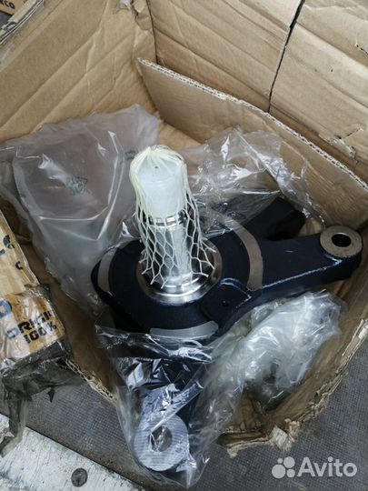 Поворотный кулак левый Ивеко Iveco 504121928