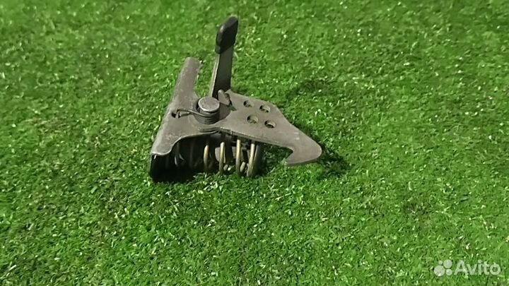 Захватный крюк капота Bmw 5 E60 N54B30 2008