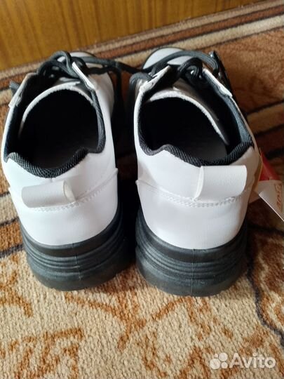 Кроссовки женские