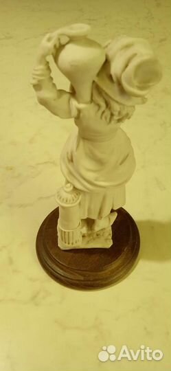 Фарфор. Девочка. Италия.Capodimonte, Авторская