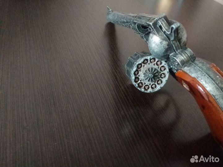 Железный не настоящий пистолет