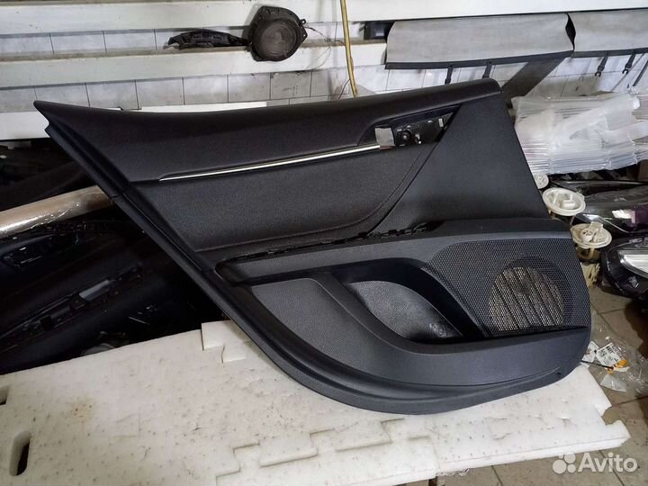 Обивка двери задняя левая Toyota Camry XV70