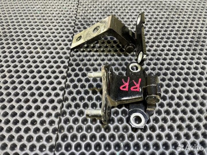 Петли двери прав. зад. Infiniti QX70