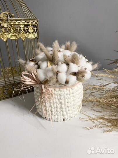 Сухоцветы в вязанном кашпо