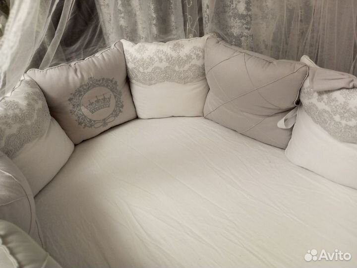 Бортики подушки в кроватку и балдахин