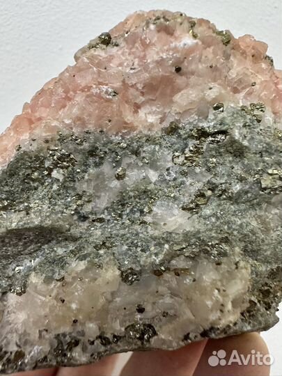 Кристаллы пирита в кальците