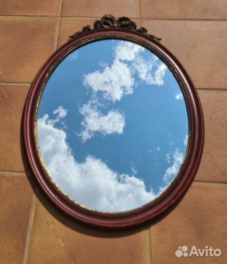Винтажное овальное зеркало в деревянной оправе