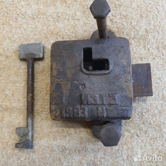 Замок жд 1983 года выпуска изтз