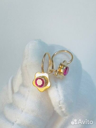 Золотые серьги с камнем
