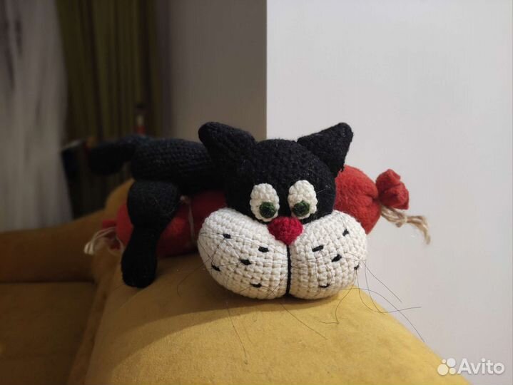 Озорной черный кот