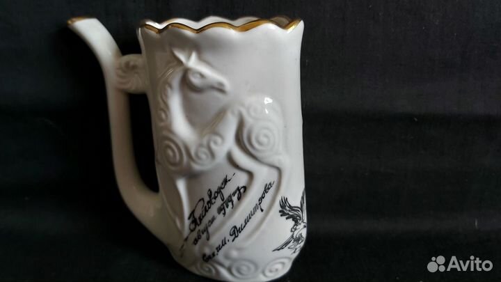 Фарфоровый кувшинчик (прошлого столетия)