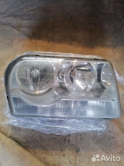 Крайслер 300c правая фара