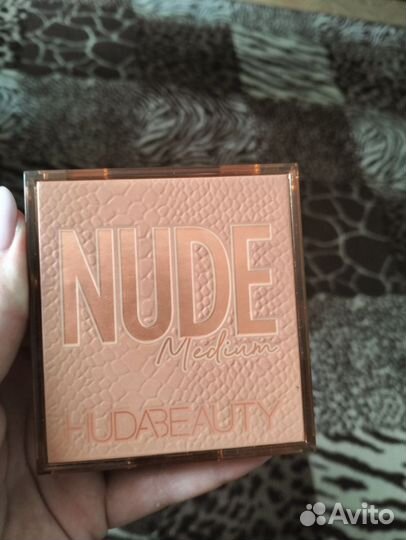 Палетка теней huda beauty