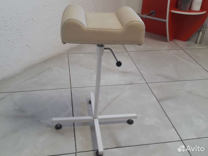 Подставка для ног в педикюре